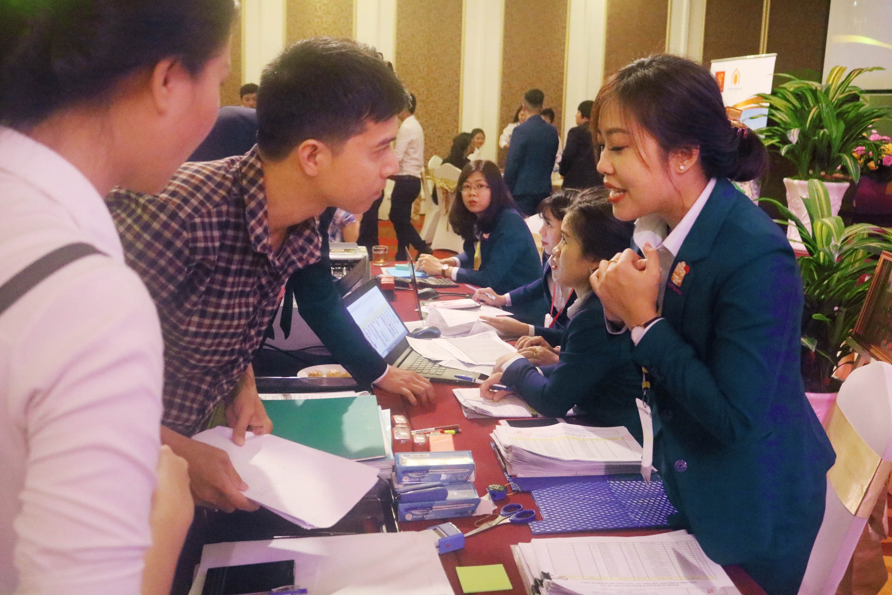 Ban tổ chức giải đáp câu hỏi của khách hàng